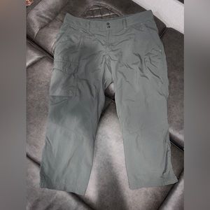 Columbia Capri NWOT Utility Pants Women Size 8 Omni-Shade Olive color